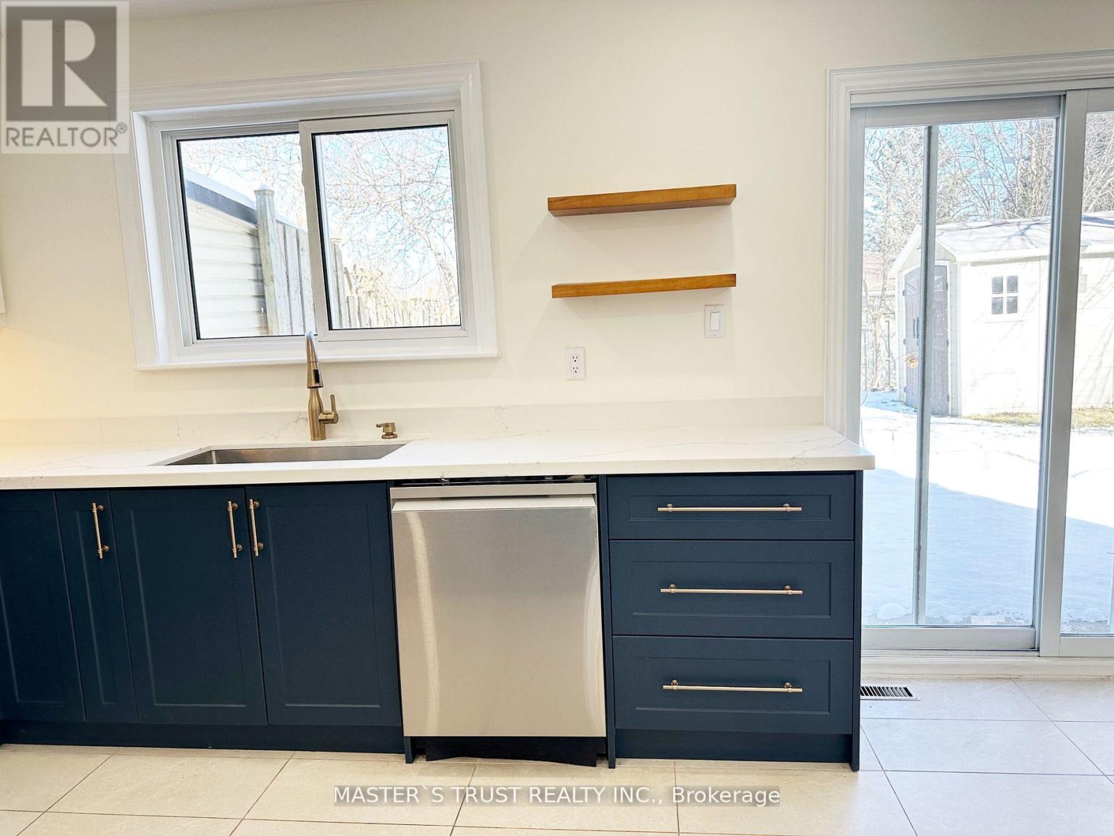 802 Greenfield Crescent, Newmarket, Ontario L3Y 3B3 - Photo 9 - N12587304