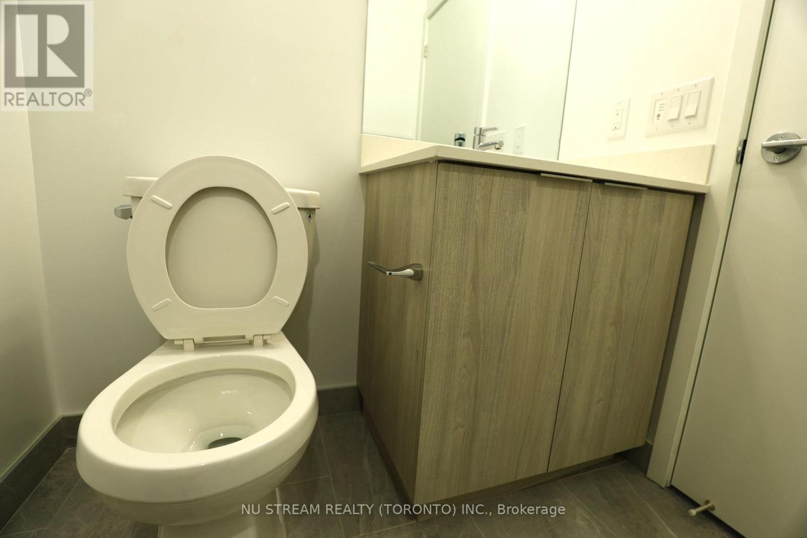 2209 - 395 Square One Drive, Mississauga, Ontario L5B 0C6 - Photo 5 - W12587308