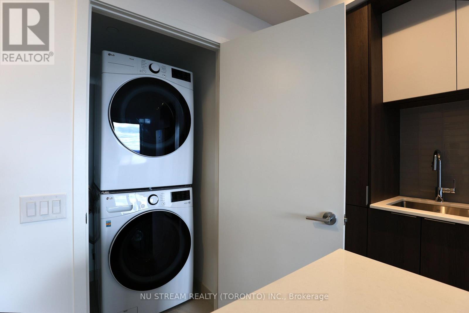 2209 - 395 Square One Drive, Mississauga, Ontario L5B 0C6 - Photo 7 - W12587308