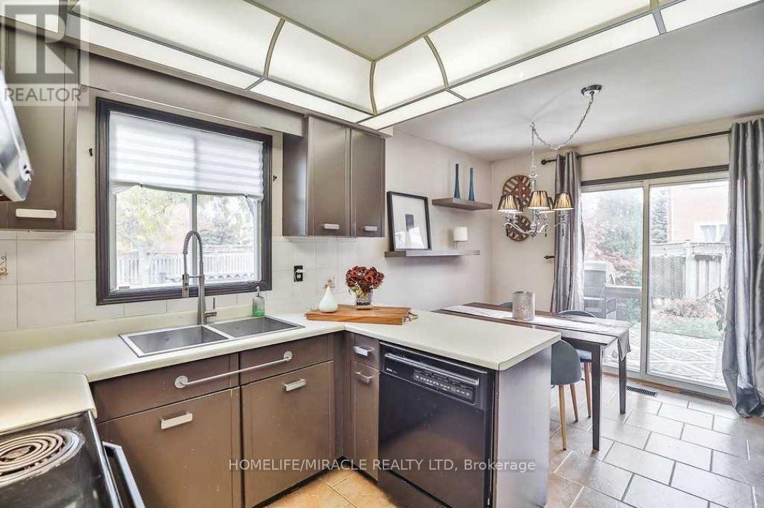 174 Torrance Woods, Brampton, Ontario  L6Y 4K1 - Photo 11 - W12587322