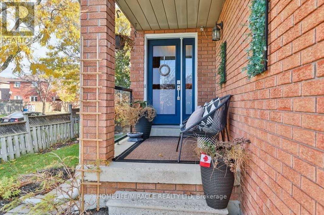 174 Torrance Woods, Brampton, Ontario  L6Y 4K1 - Photo 2 - W12587322