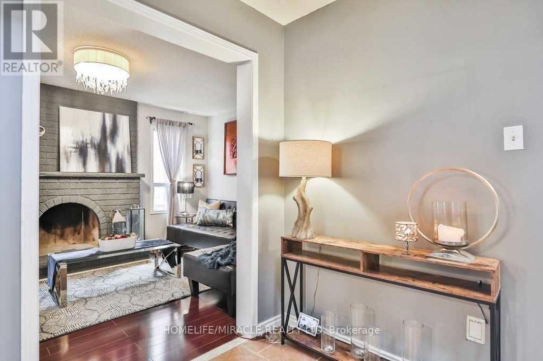 174 Torrance Woods, Brampton, Ontario  L6Y 4K1 - Photo 3 - W12587322