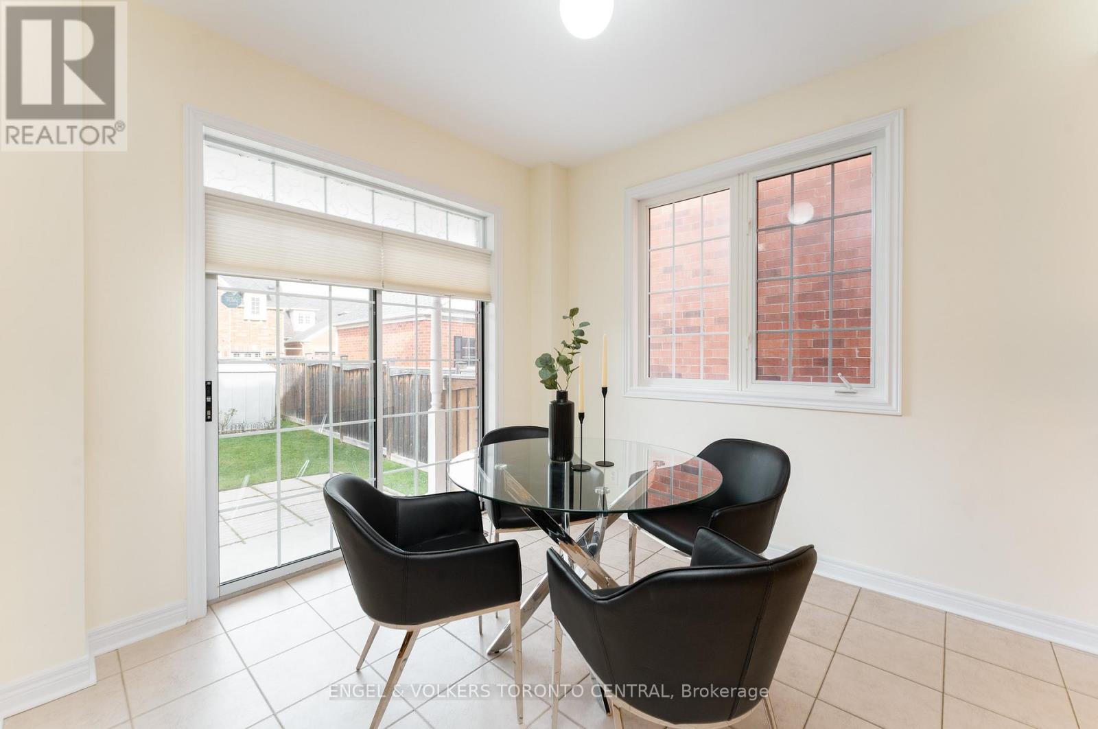 22 Donald Sim Avenue, Markham, Ontario  L6B 1B6 - Photo 10 - N12439216