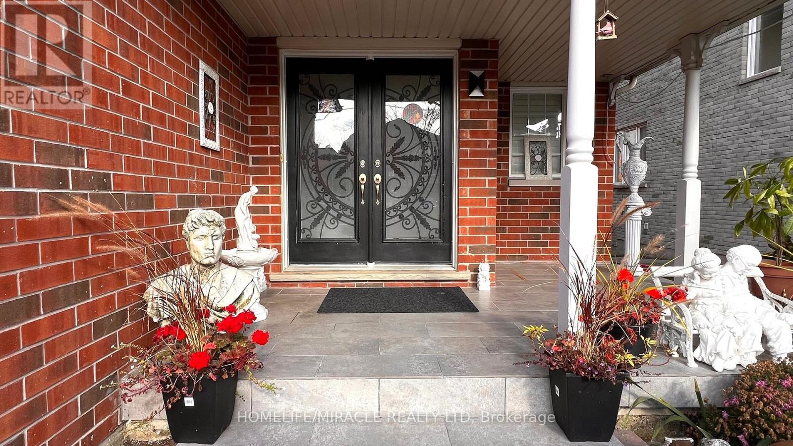 62 Vitlor Drive, Richmond Hill, Ontario  L4E 4P9 - Photo 2 - N12587080