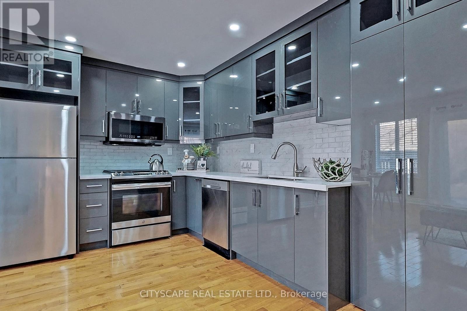 Upper - 343 Wildgrass Road, Mississauga, Ontario  L5B 4H1 - Photo 4 - W12587362