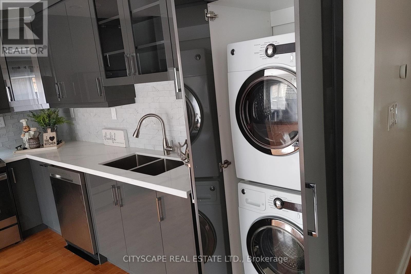 Upper - 343 Wildgrass Road, Mississauga, Ontario  L5B 4H1 - Photo 5 - W12587362