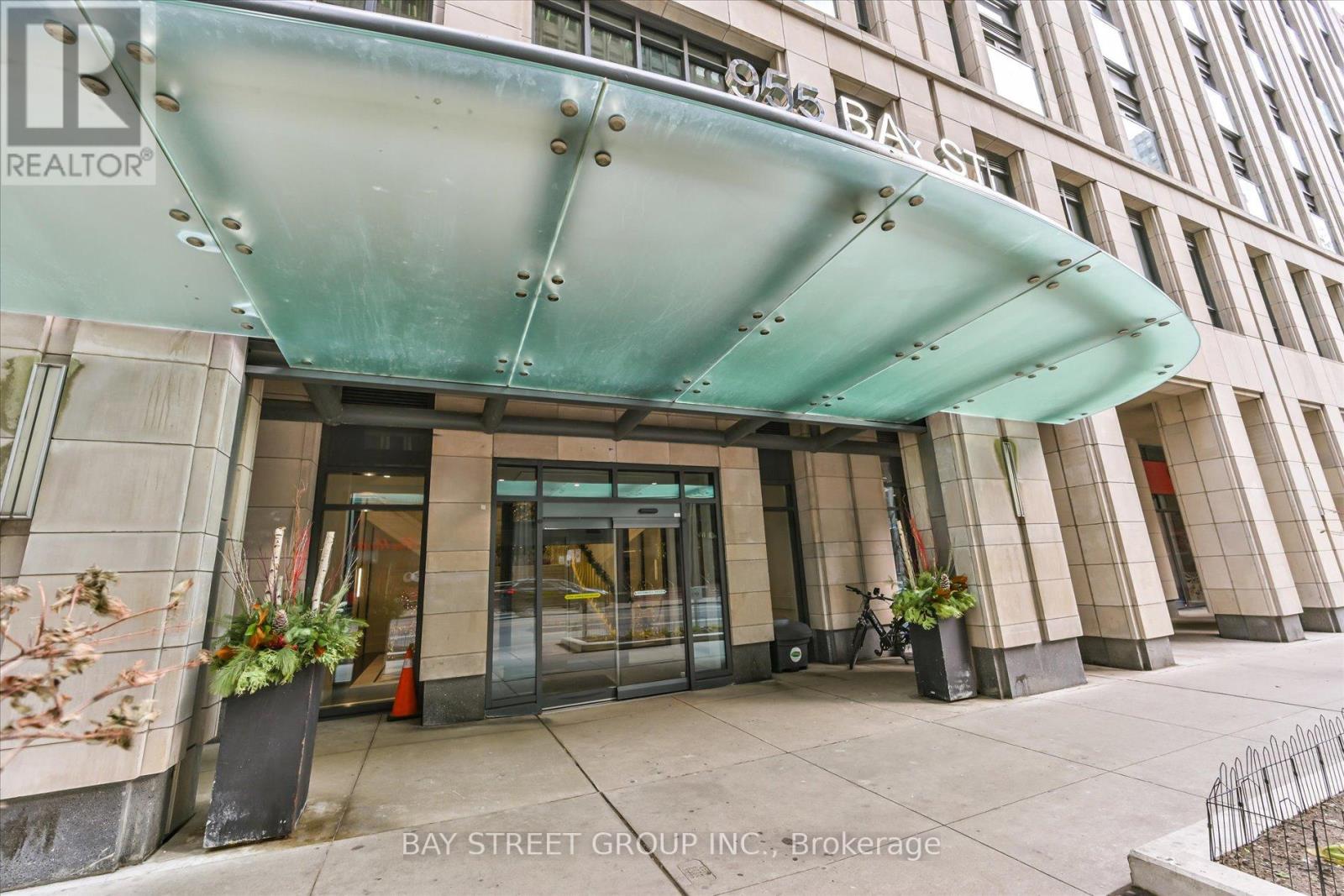 805 - 955 Bay Street, Toronto (Bay Street Corridor), Ontario  M5S 0C6 - Photo 2 - C12498446