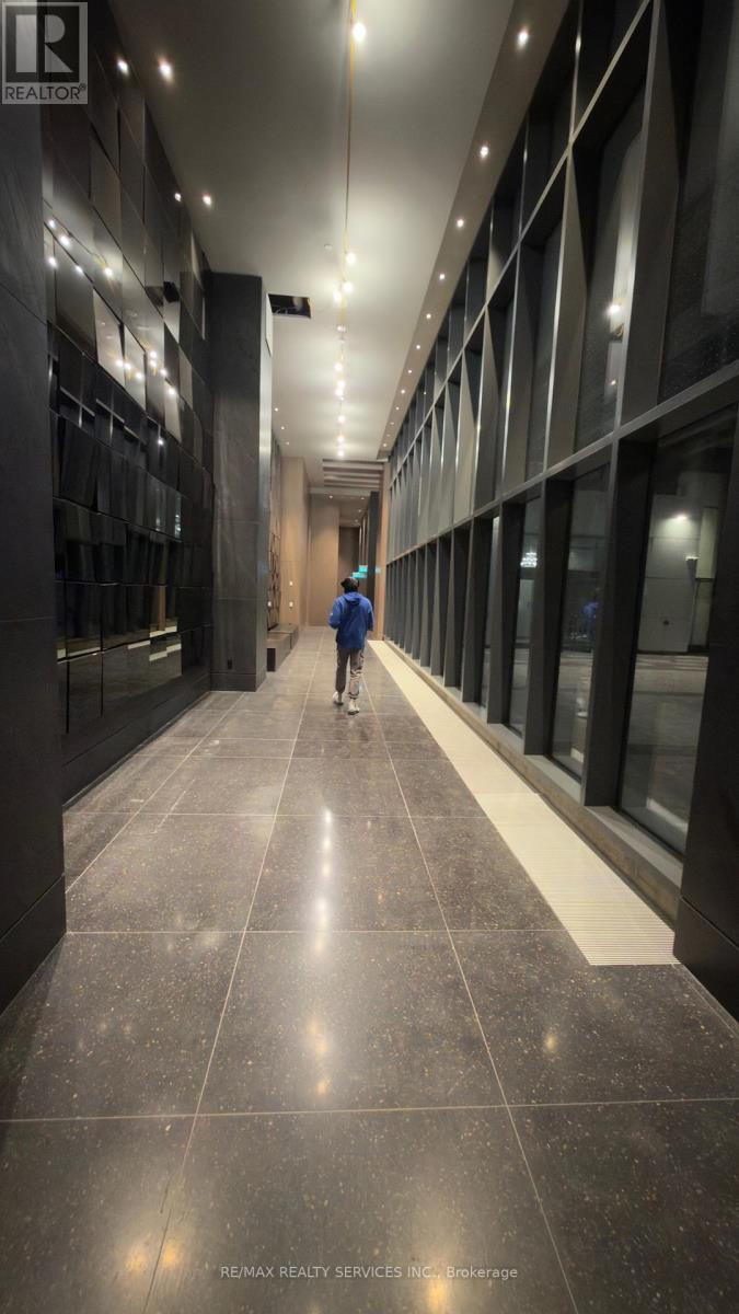 2002 - 8 Interchange Way, Vaughan, Ontario  L4K 5Z7 - Photo 4 - N12587480