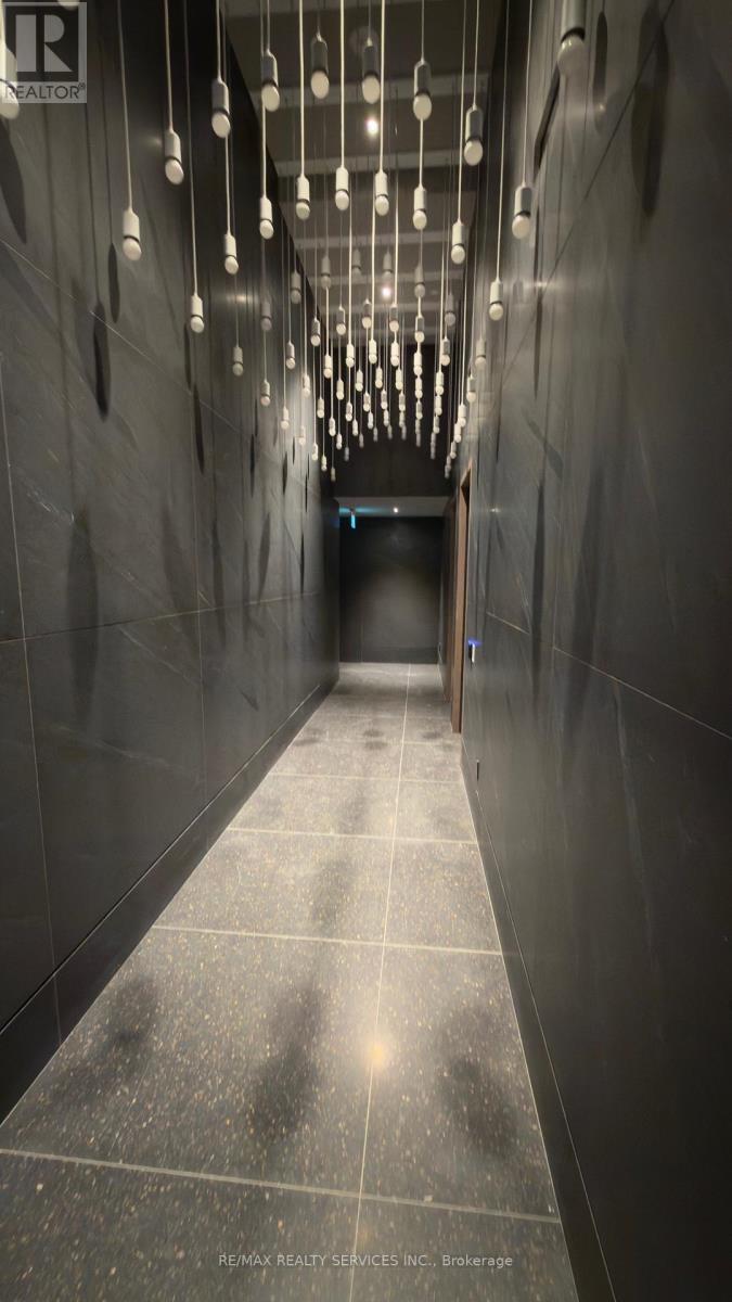 2002 - 8 Interchange Way, Vaughan, Ontario  L4K 5Z7 - Photo 7 - N12587480