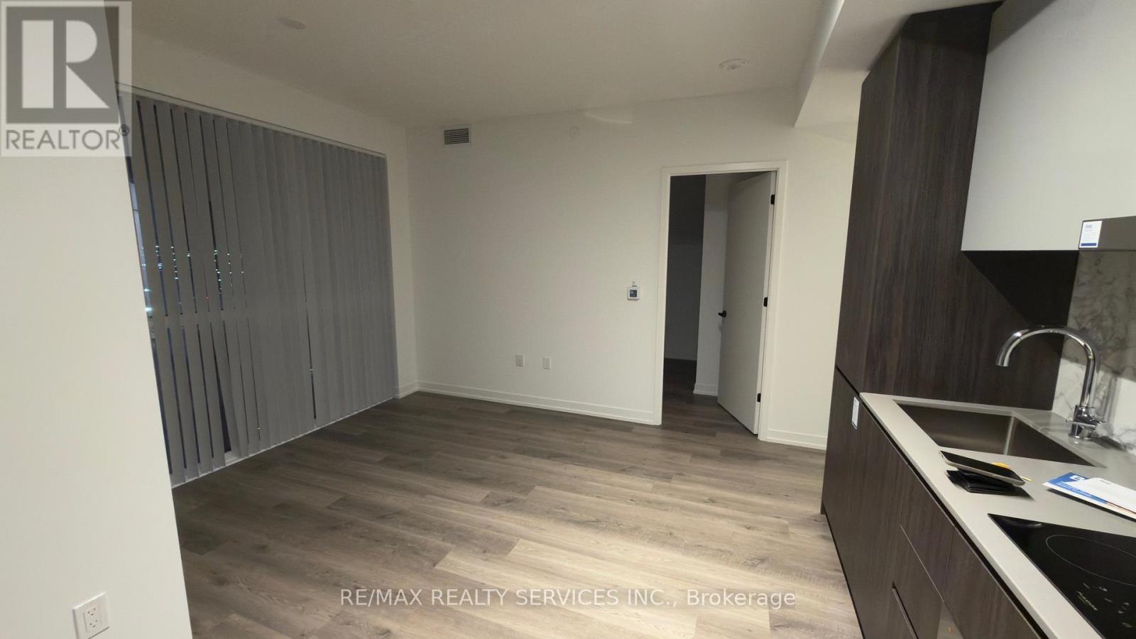 2002 - 8 Interchange Way, Vaughan, Ontario  L4K 5Z7 - Photo 9 - N12587480