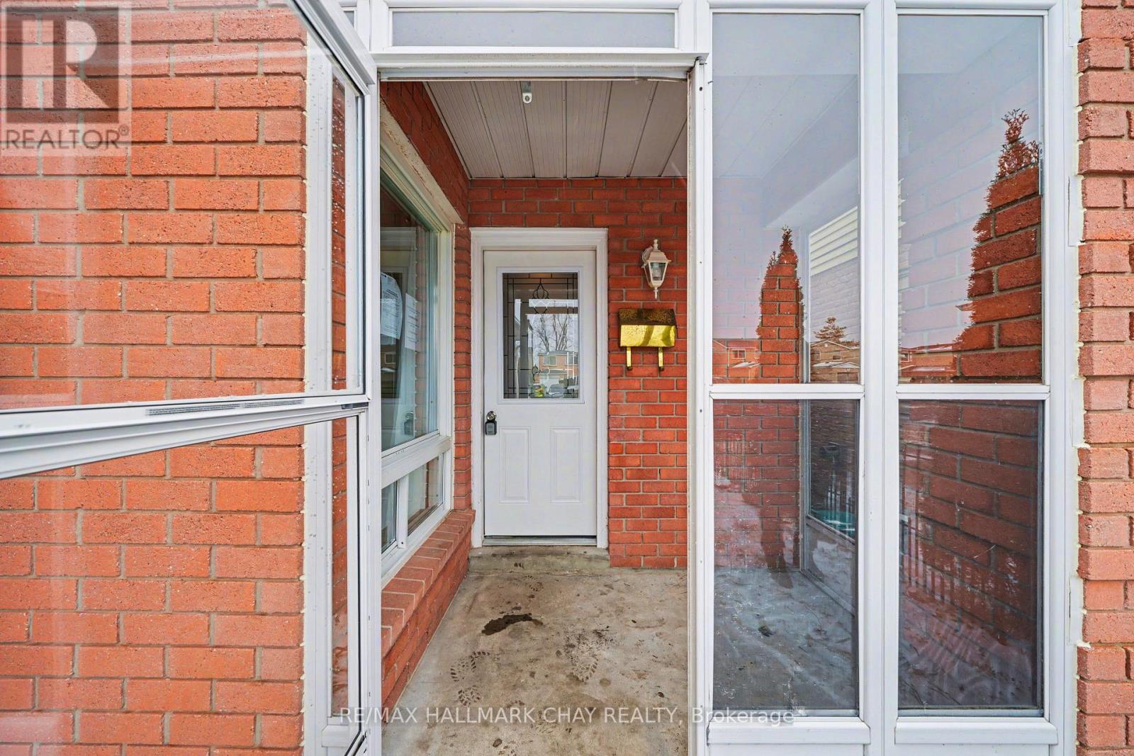 29 Baltimore Road, Barrie, Ontario  L4M 5M6 - Photo 3 - S12587474