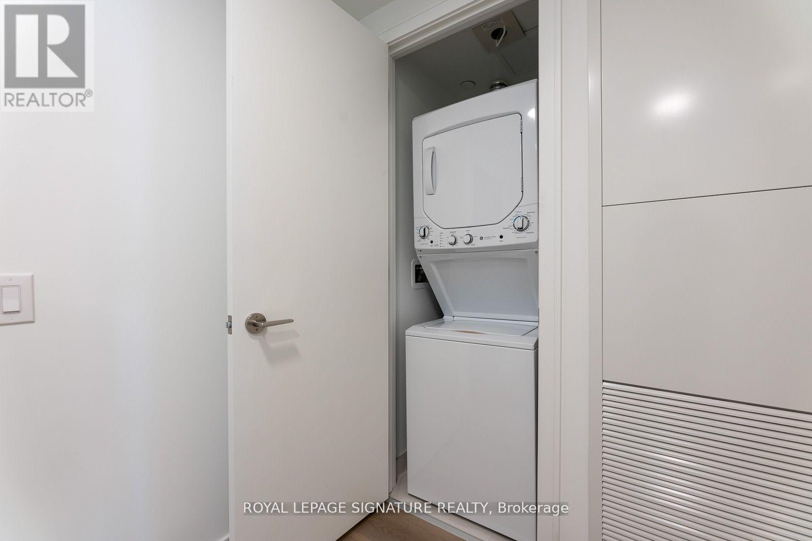 616 - 86 Dundas Street W, Mississauga, Ontario  L5A 1W4 - Photo 2 - W12587458