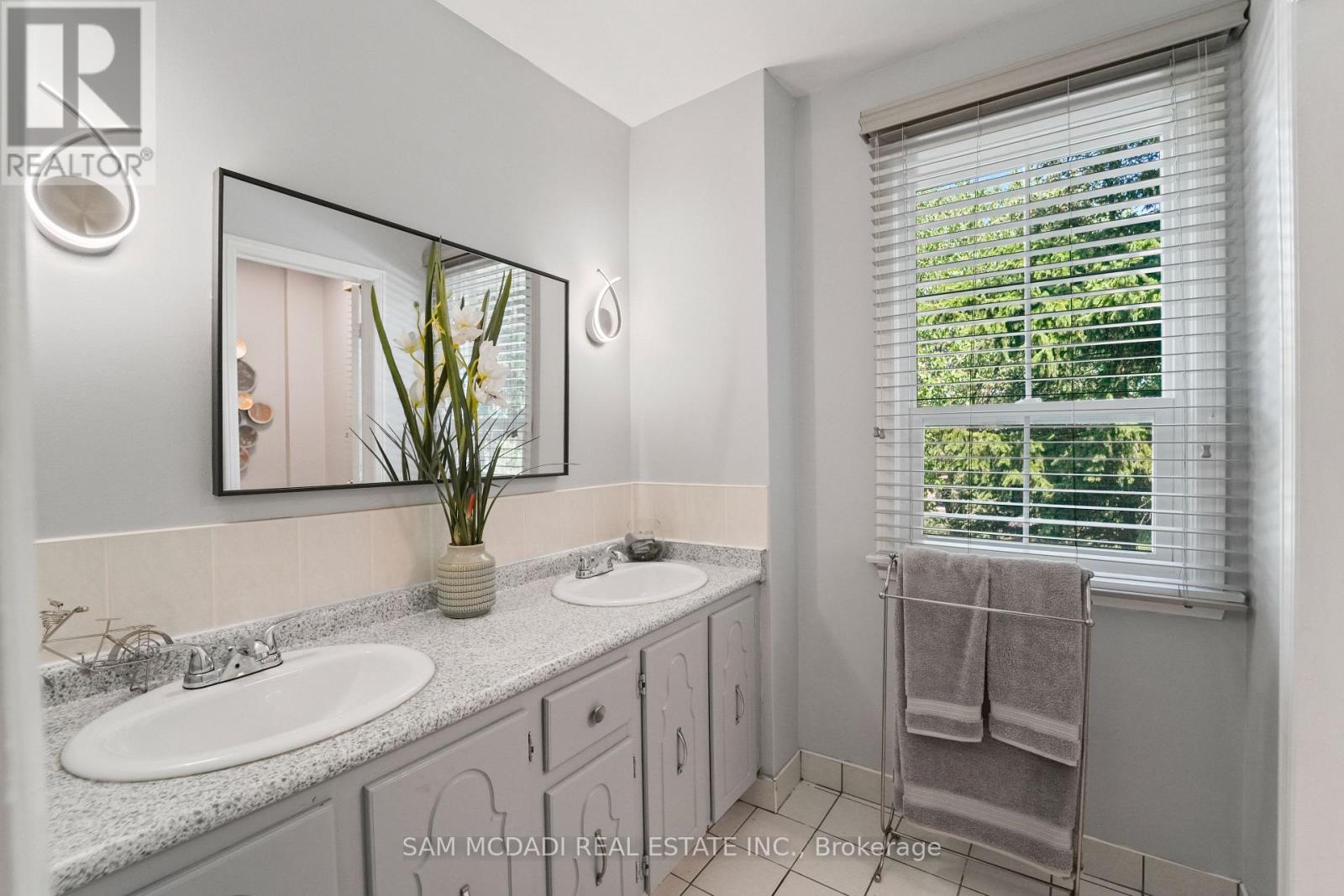 2032 Shannon Drive, Mississauga, Ontario  L5H 3W3 - Photo 32 - W12587462