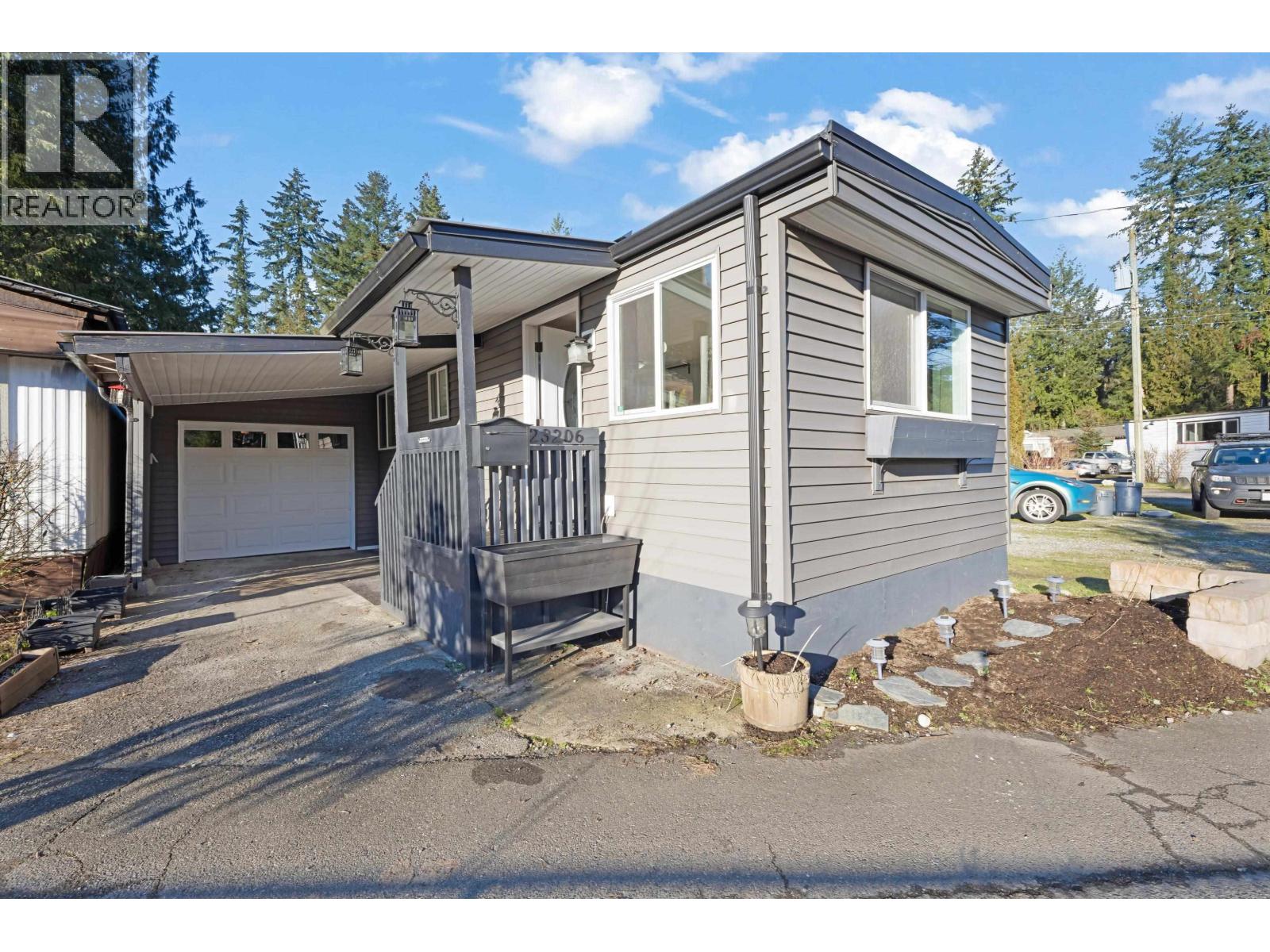 23206 Calvin Crescent, Maple Ridge, British Columbia  V2X 4S3 - Photo 2 - R3071010