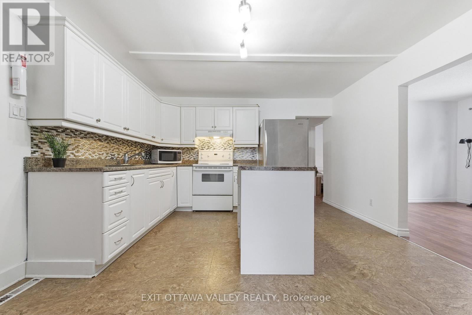 79 Doran Street, Petawawa, Ontario  K8H 1R3 - Photo 20 - X12586102