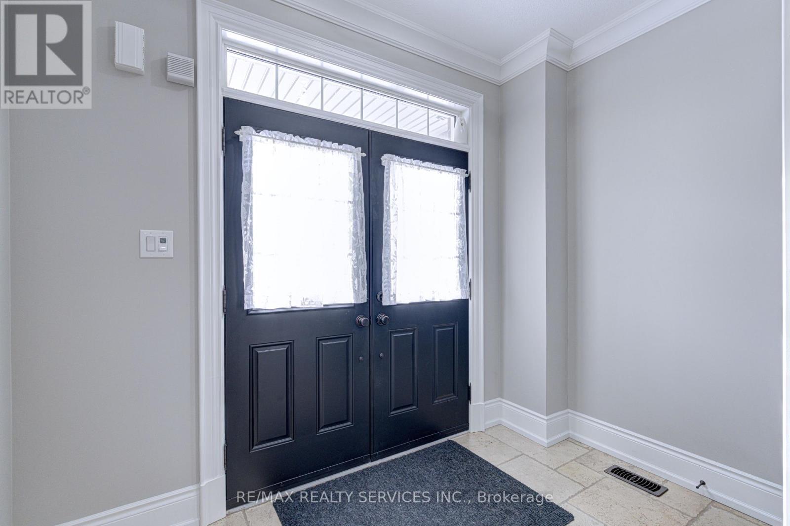 16 Fallgate Drive, Brampton, Ontario  L6X 0R5 - Photo 4 - W12587518