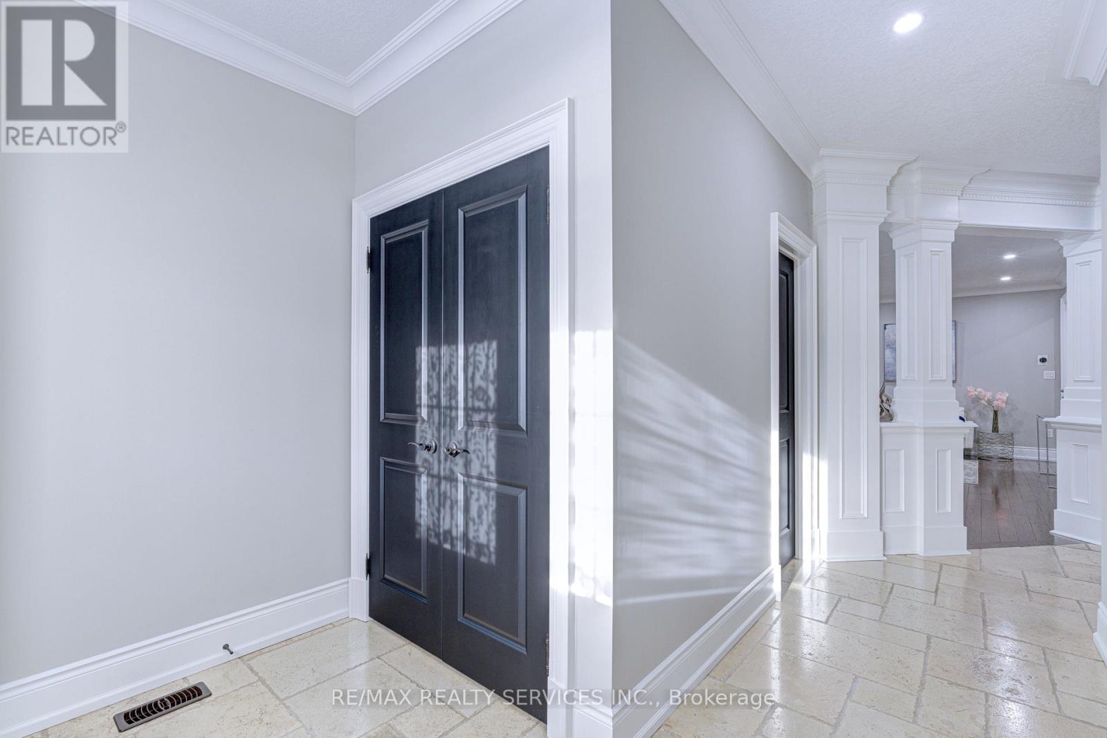 16 Fallgate Drive, Brampton, Ontario  L6X 0R5 - Photo 5 - W12587518