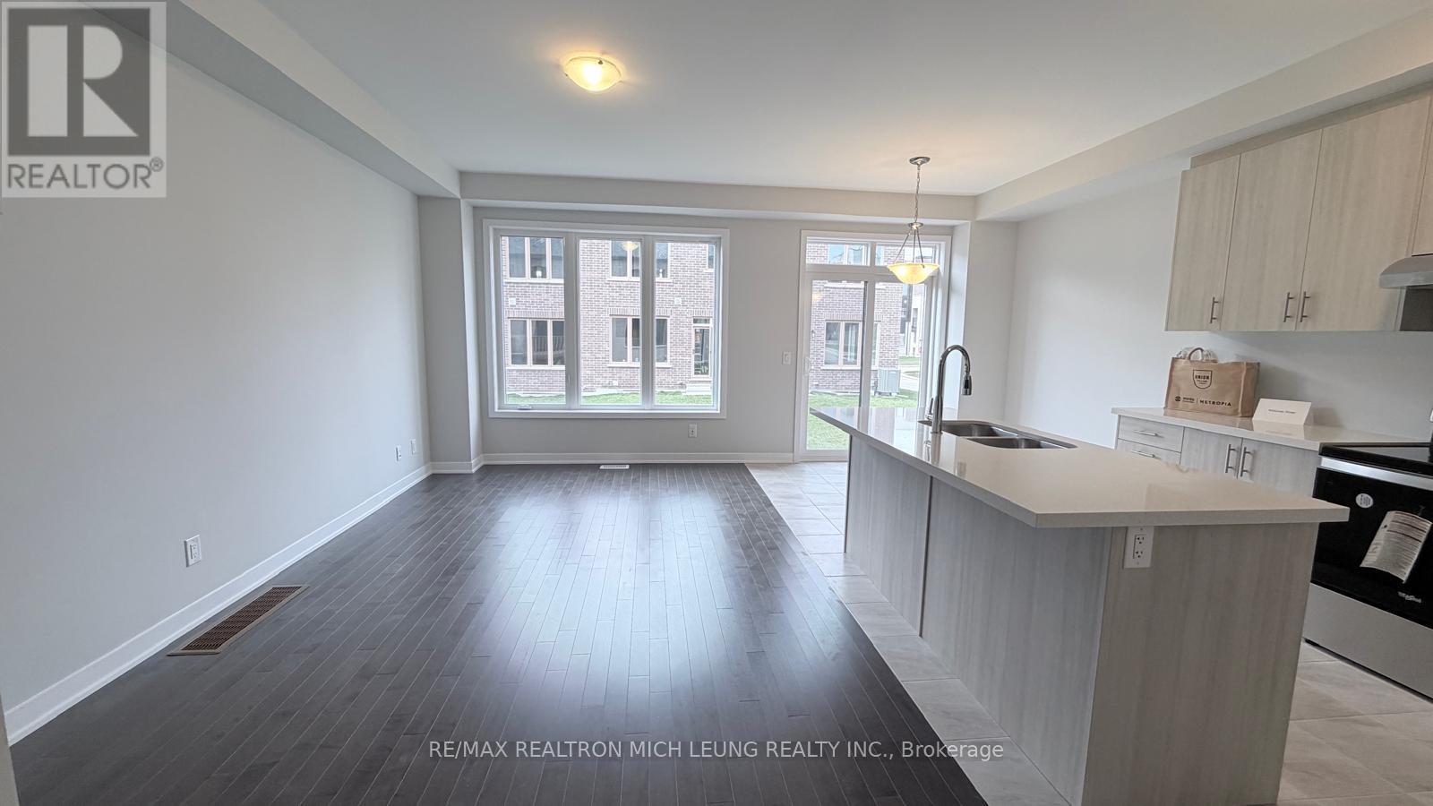 16 Harvey Bunker Crescent, Markham, Ontario  L6C 3M7 - Photo 3 - N12587590