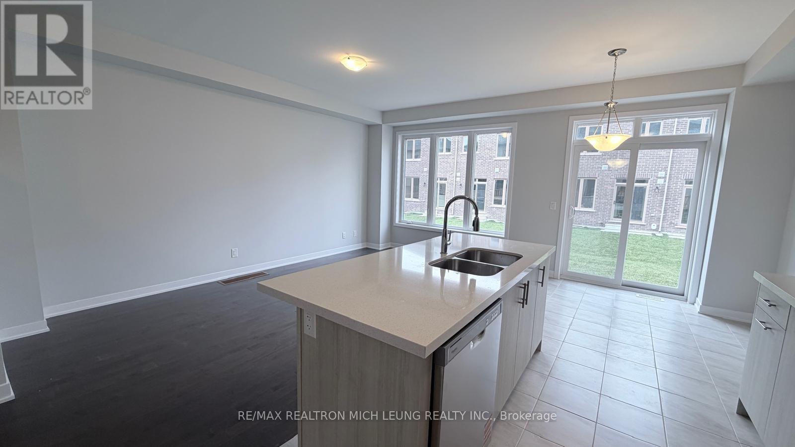 16 Harvey Bunker Crescent, Markham, Ontario  L6C 3M7 - Photo 4 - N12587590