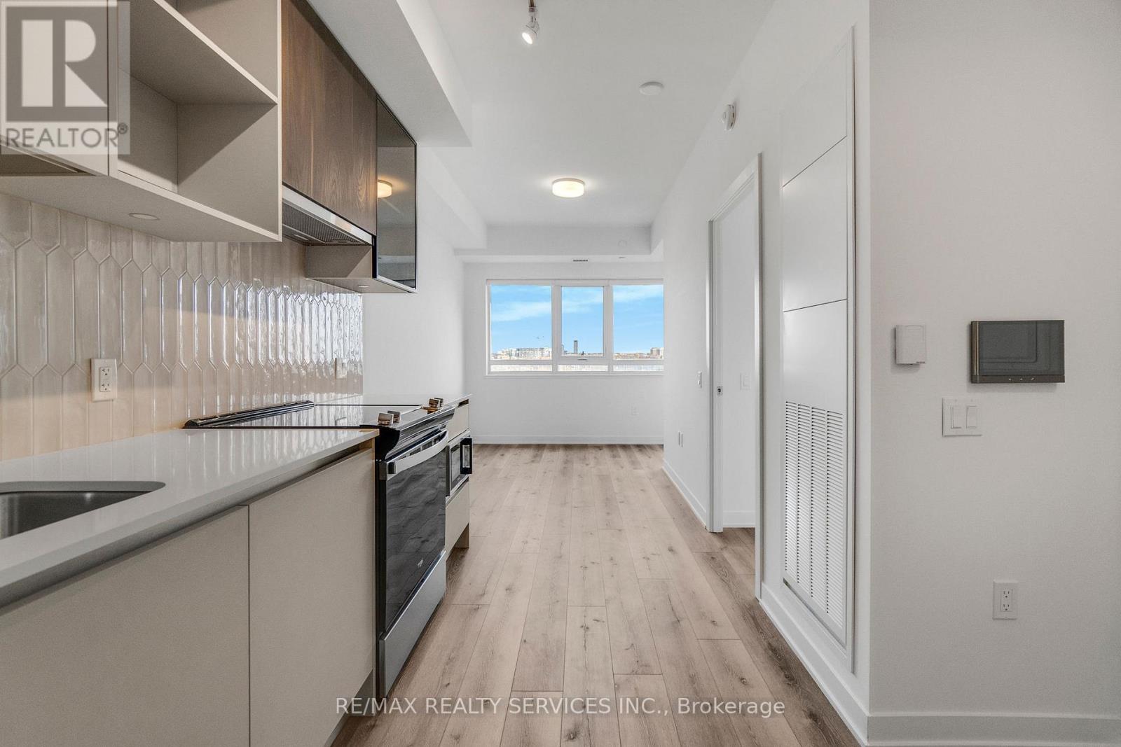 628 - 395 Dundas Street W, Oakville, Ontario  L6M 5R8 - Photo 4 - W12587560