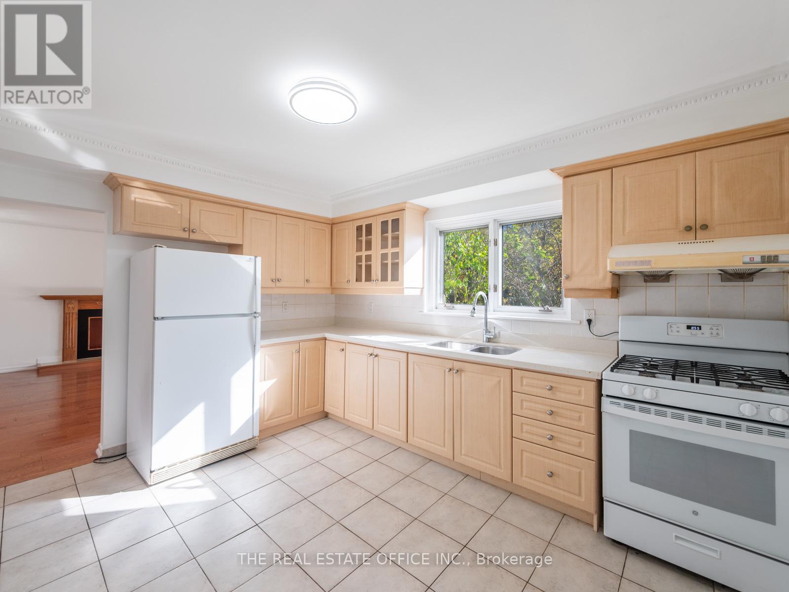 11 Dunsdale Square, Toronto, Ontario  M1S 2L7 - Photo 10 - E12587612