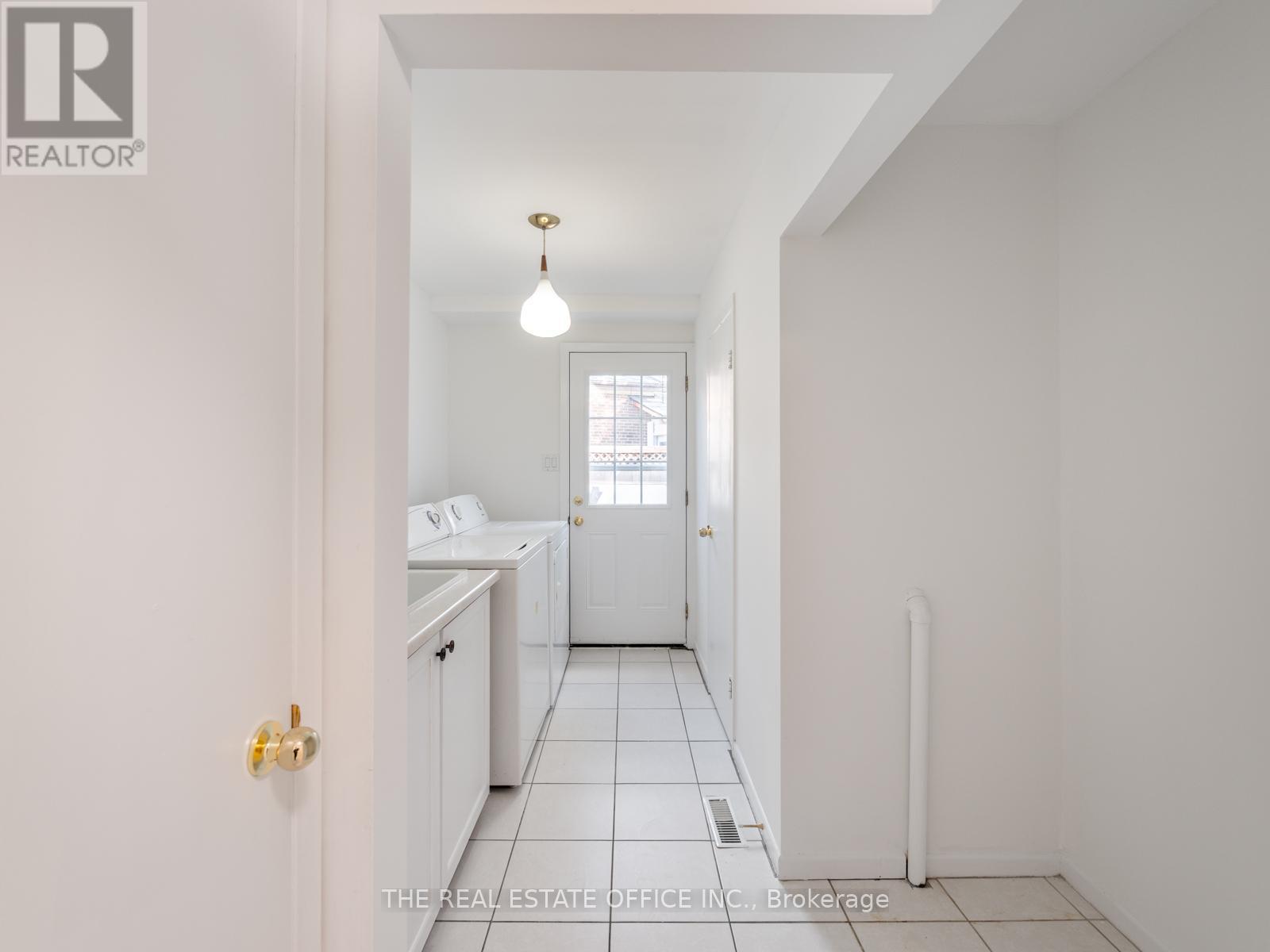 11 Dunsdale Square, Toronto, Ontario  M1S 2L7 - Photo 13 - E12587612