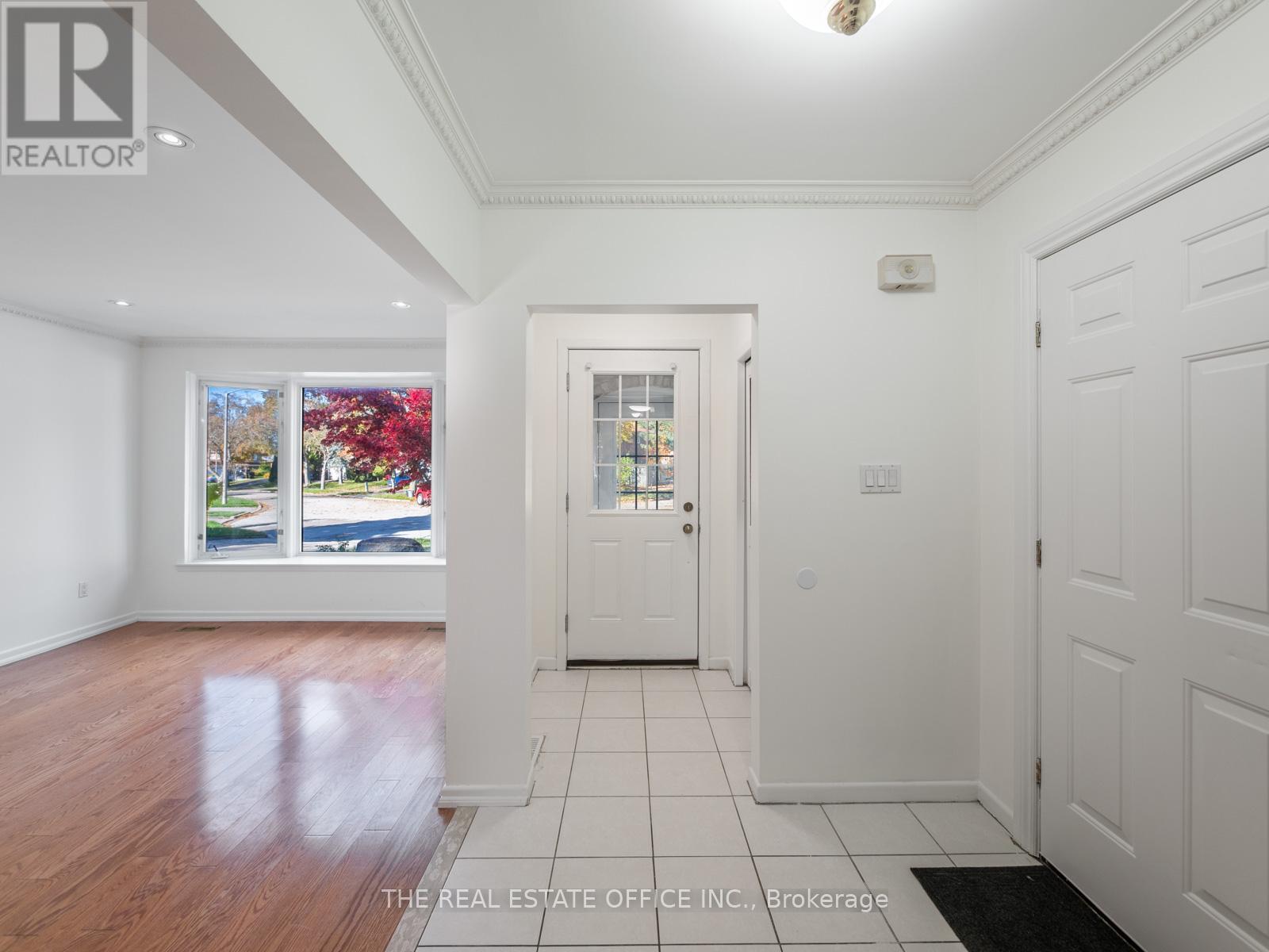 11 Dunsdale Square, Toronto, Ontario  M1S 2L7 - Photo 4 - E12587612