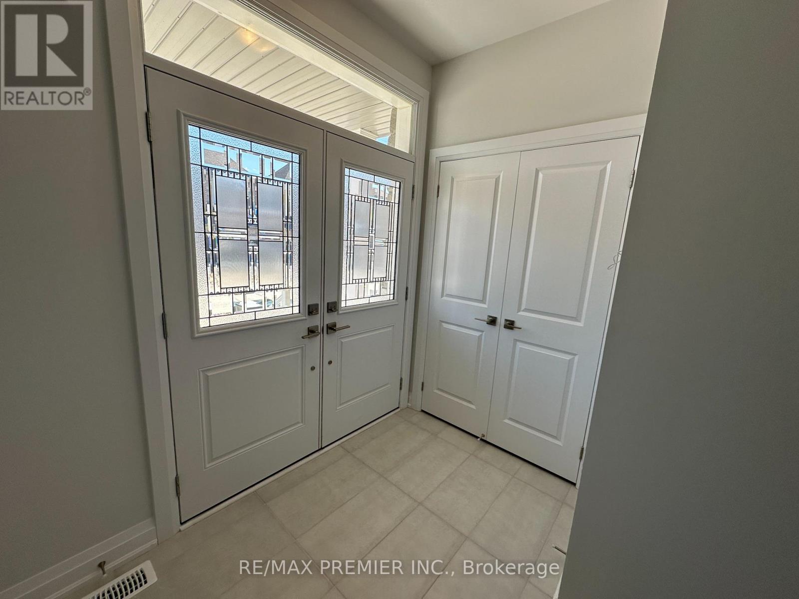 6 La Reine Avenue, Richmond Hill, Ontario  L4E 1N7 - Photo 3 - N12408126