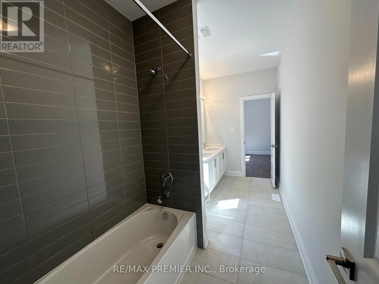 6 La Reine Avenue, Richmond Hill, Ontario  L4E 1N7 - Photo 12 - N12408126