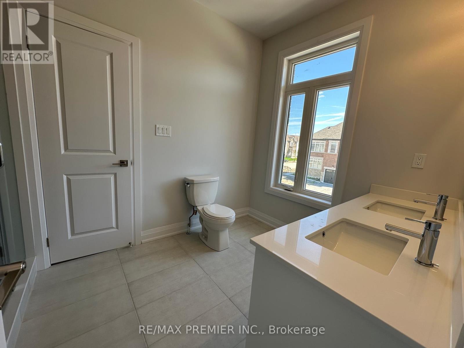 6 La Reine Avenue, Richmond Hill, Ontario  L4E 1N7 - Photo 14 - N12408126