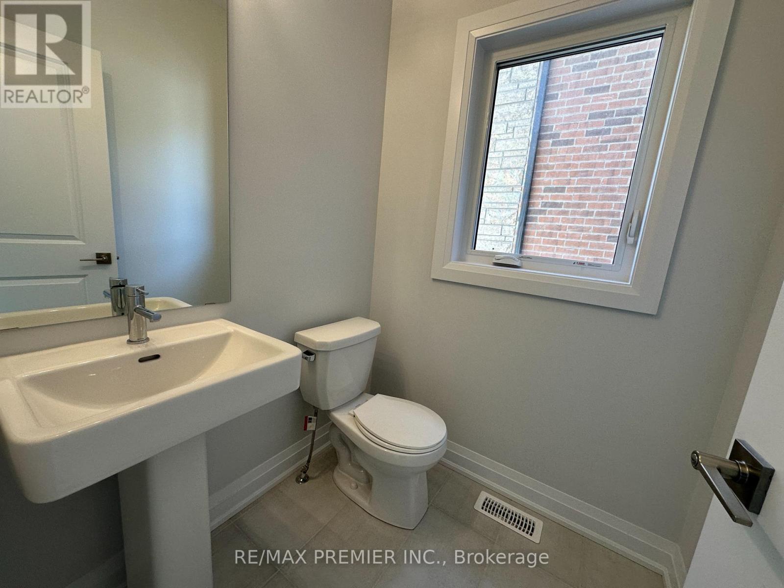 6 La Reine Avenue, Richmond Hill, Ontario  L4E 1N7 - Photo 29 - N12408126