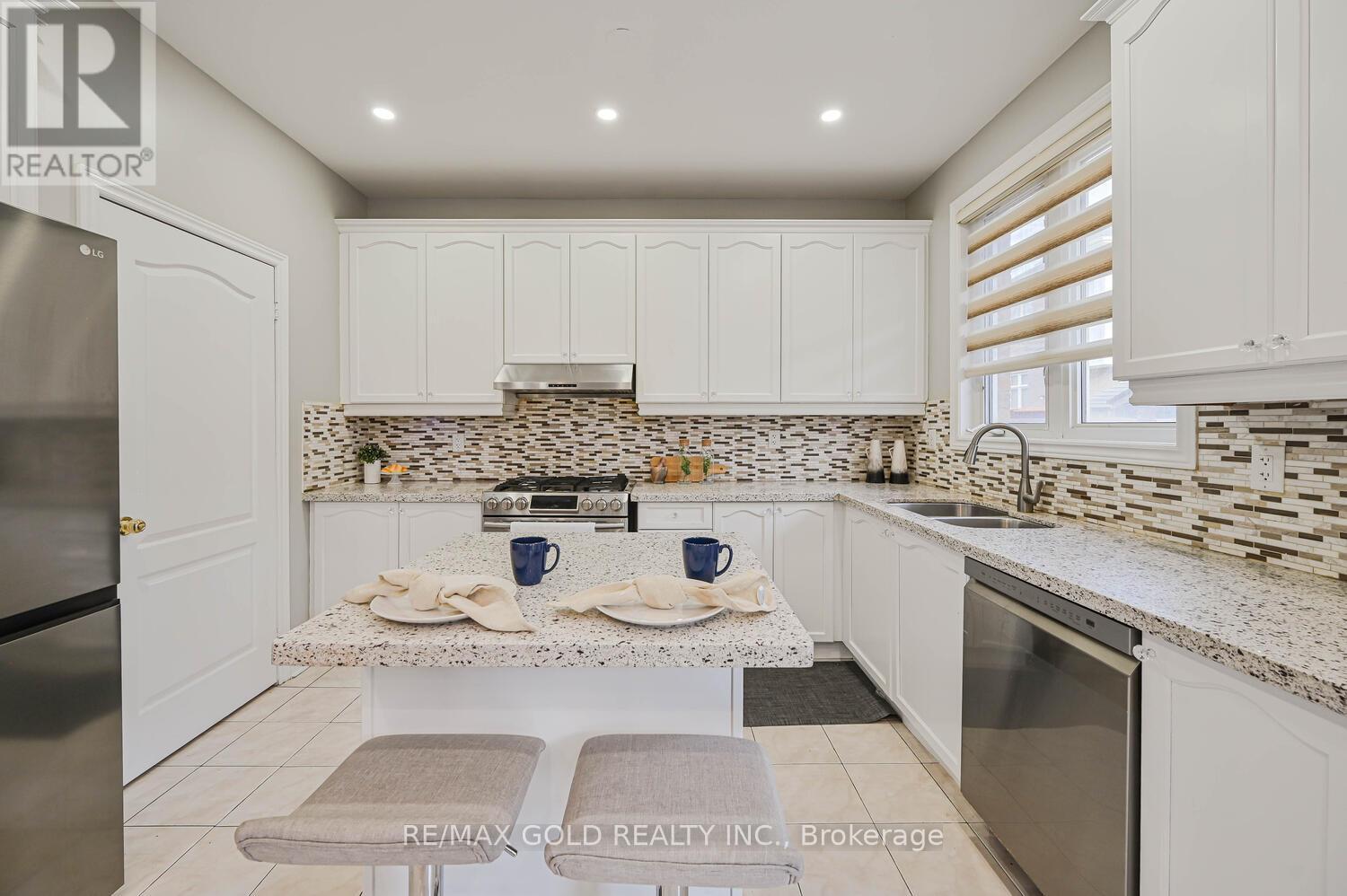 106 Watsonbrook Drive, Brampton, Ontario  L6R 0R4 - Photo 18 - W12573348