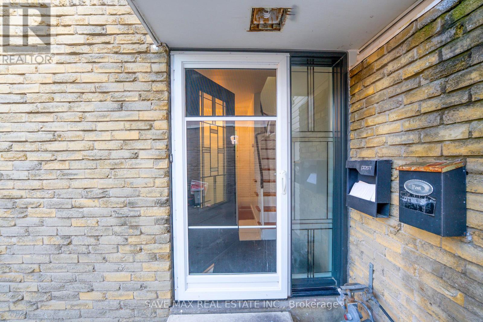 28 Gailwood Court, Brampton, Ontario  L6S 2E2 - Photo 3 - W12587684