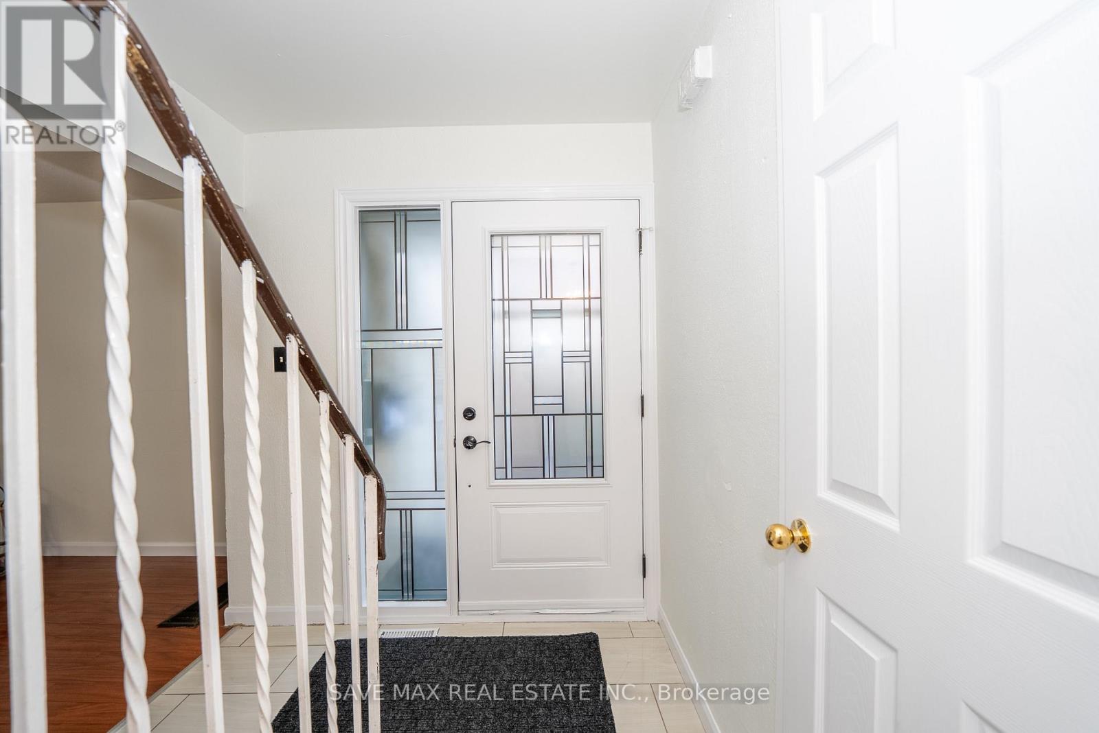 28 Gailwood Court, Brampton, Ontario  L6S 2E2 - Photo 6 - W12587684