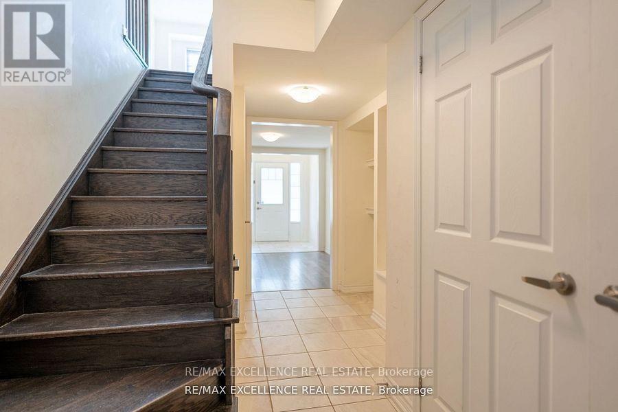 527 Fir Court, Milton, Ontario  L9E 1M3 - Photo 8 - W12587686