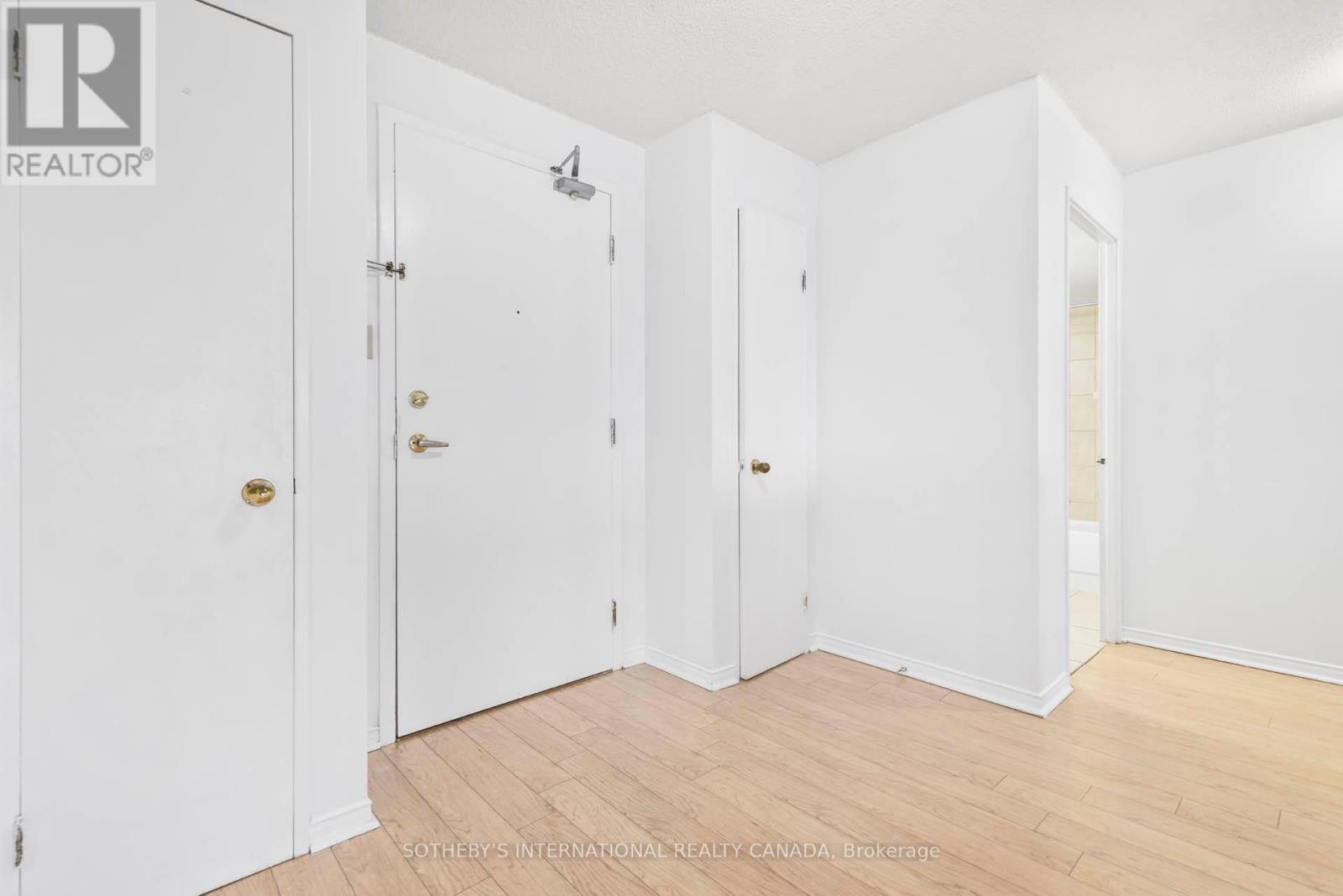 415 - 115 Hillcrest Avenue, Mississauga, Ontario  L5B 3Y9 - Photo 2 - W12587764