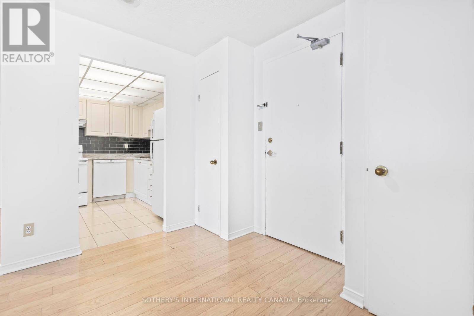 415 - 115 Hillcrest Avenue, Mississauga, Ontario  L5B 3Y9 - Photo 3 - W12587764