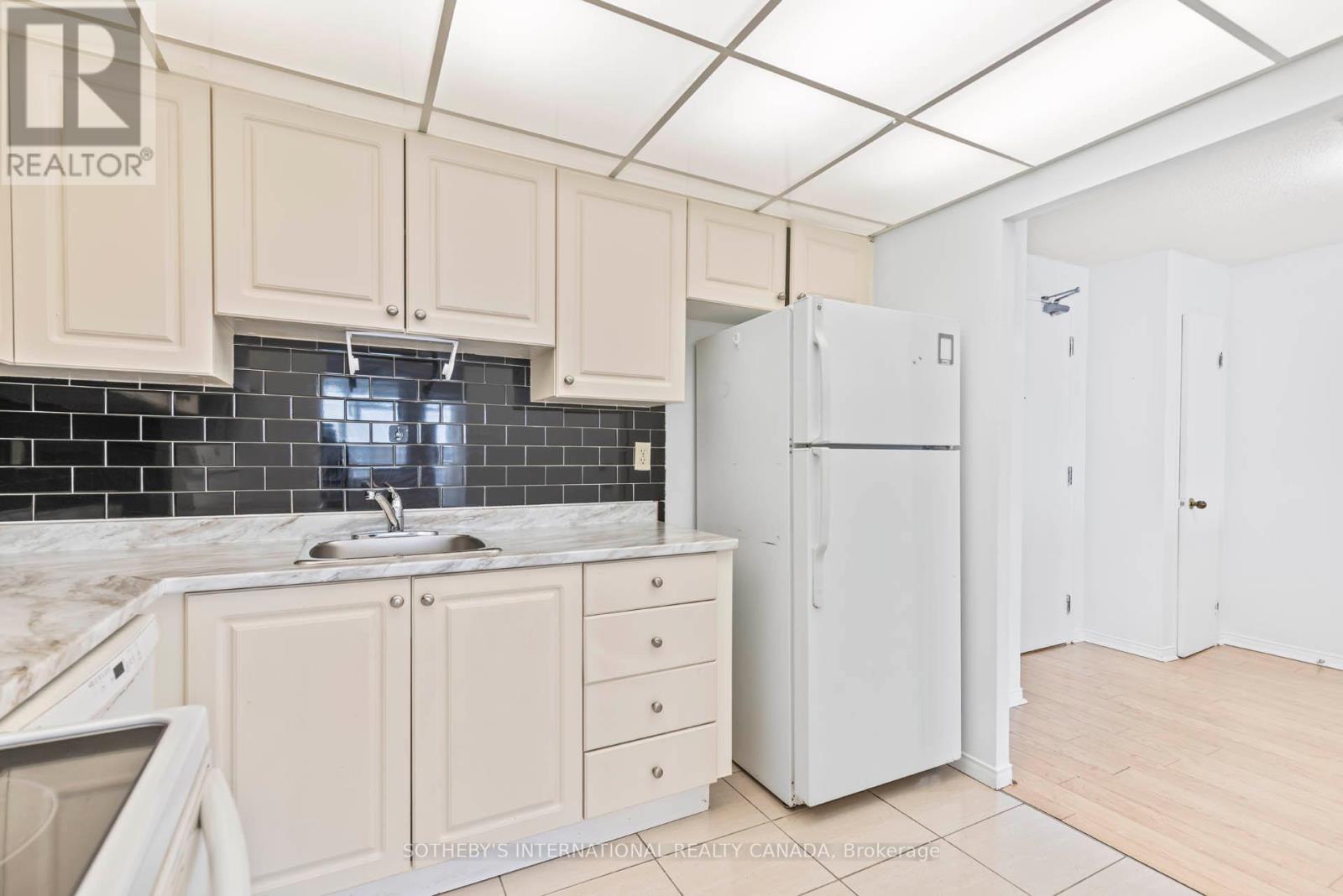 415 - 115 Hillcrest Avenue, Mississauga, Ontario  L5B 3Y9 - Photo 4 - W12587764