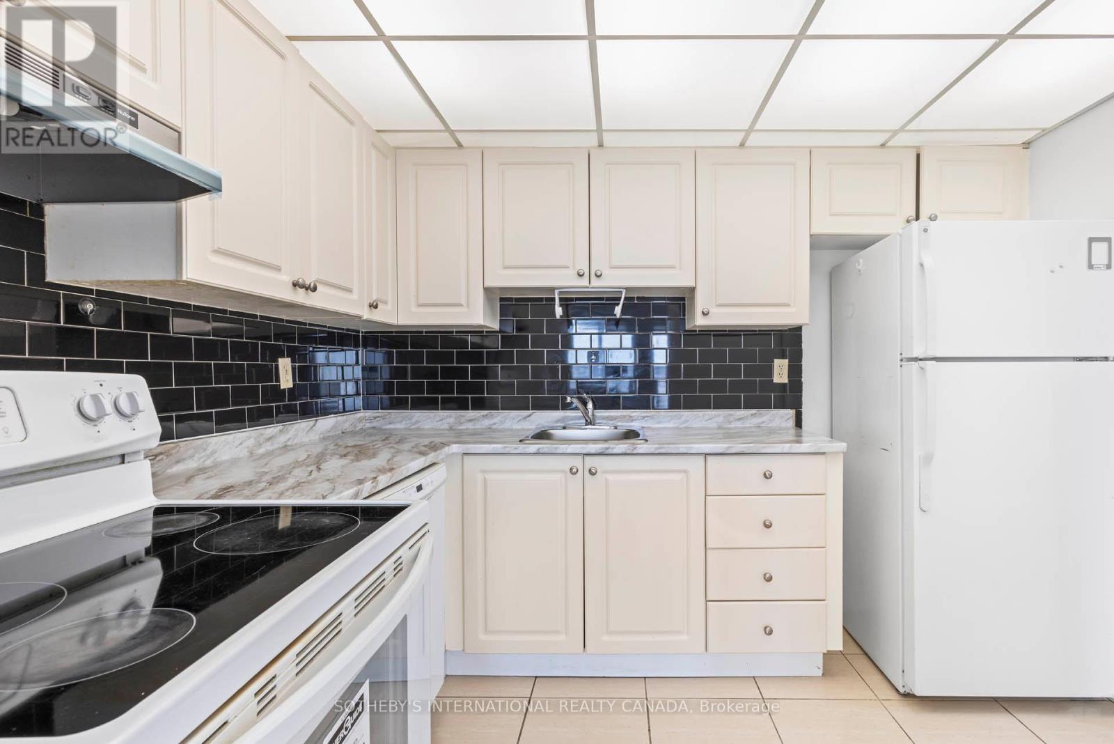 415 - 115 Hillcrest Avenue, Mississauga, Ontario  L5B 3Y9 - Photo 5 - W12587764