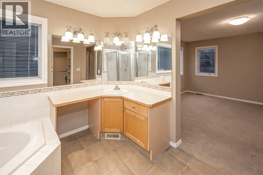 18 Hidden Creek Point Nw, Calgary, Alberta  T3A 6J6 - Photo 23 - A2272344