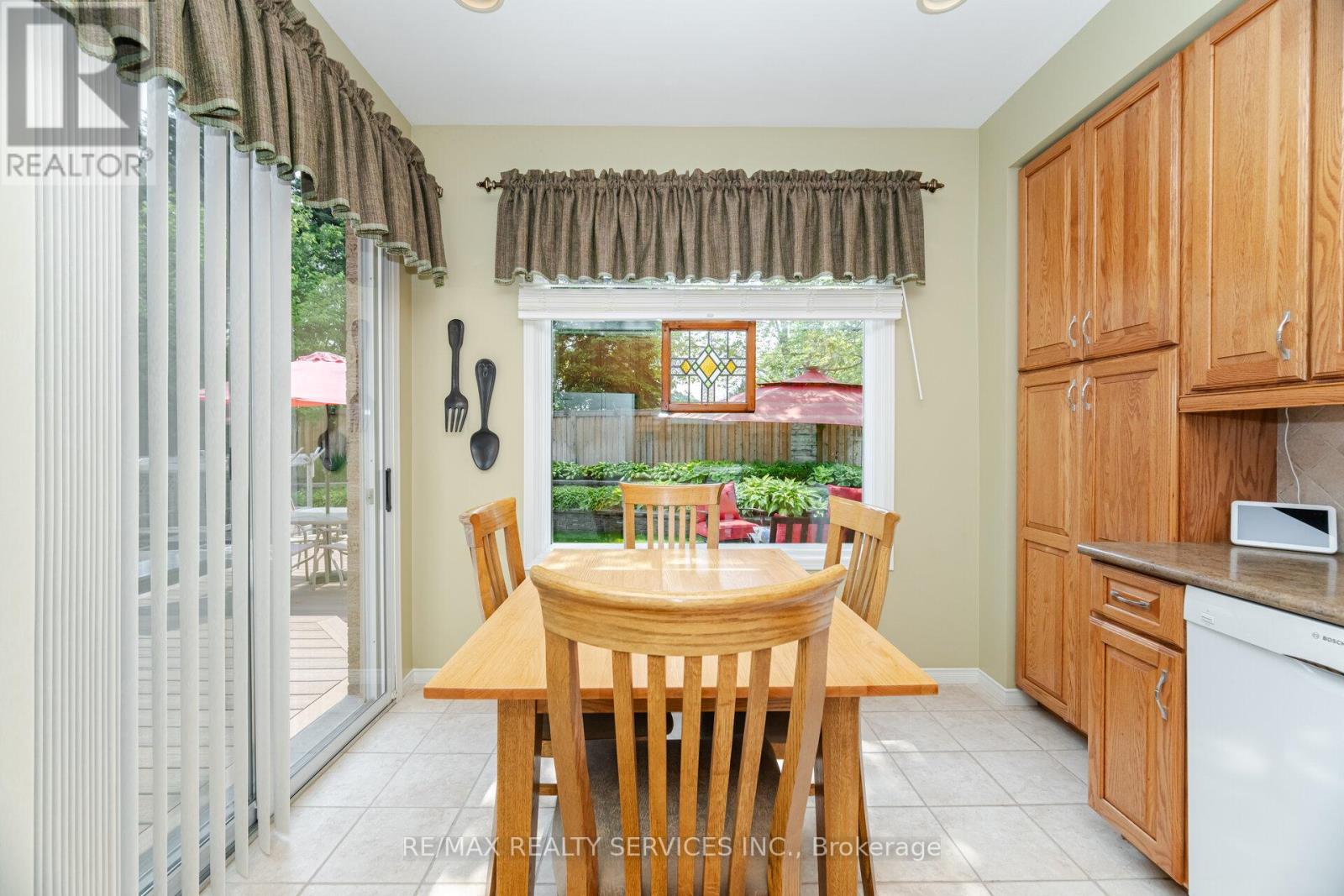 8 Inwood Place, Brampton, Ontario  L6R 1T2 - Photo 13 - W12587412