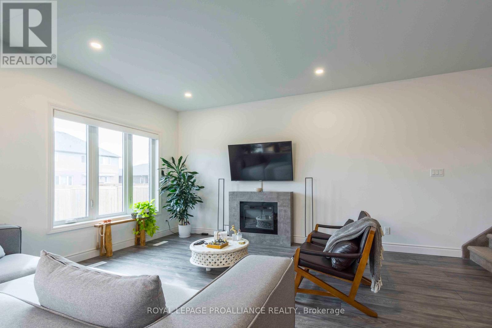 92 Ledgerock Court, Quinte West, Ontario  K8R 0A1 - Photo 11 - X12587840