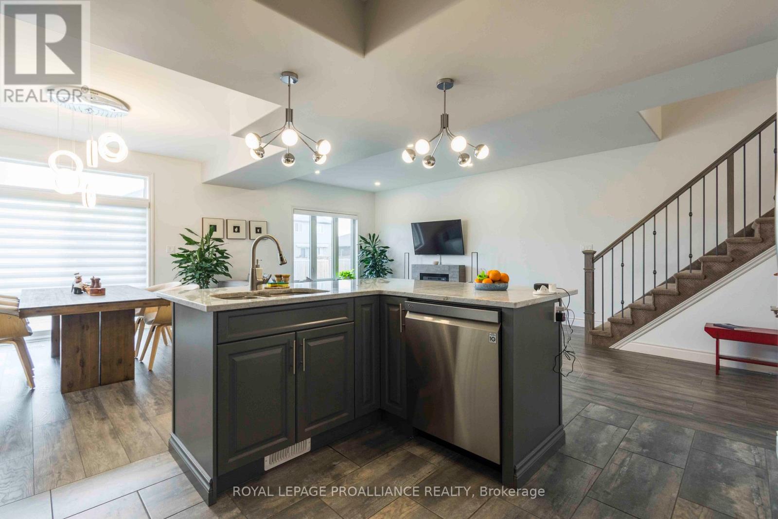 92 Ledgerock Court, Quinte West, Ontario  K8R 0A1 - Photo 9 - X12587840