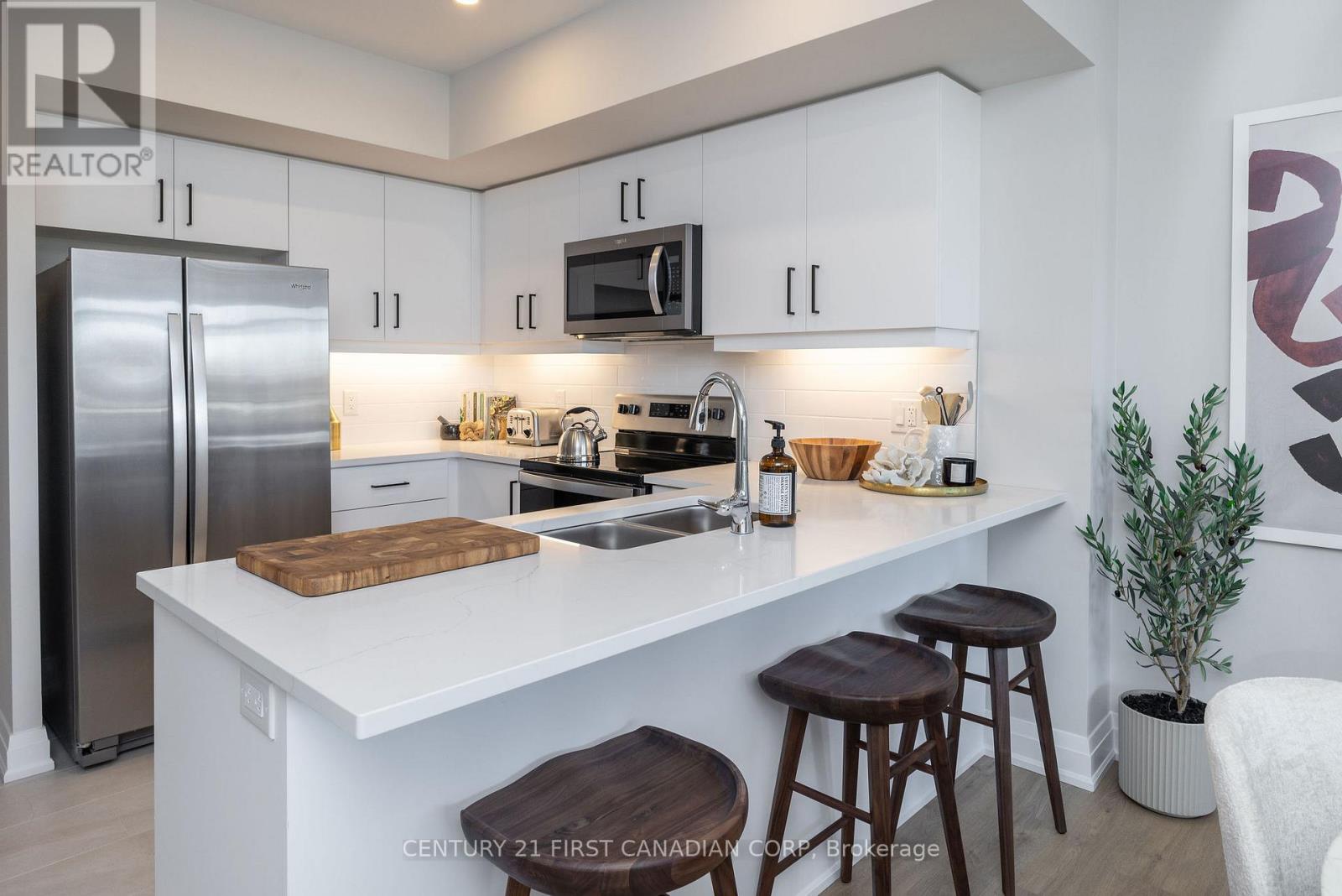 604 - 4286 King Street, Kitchener, Ontario  N2P 2E9 - Photo 2 - X12587852