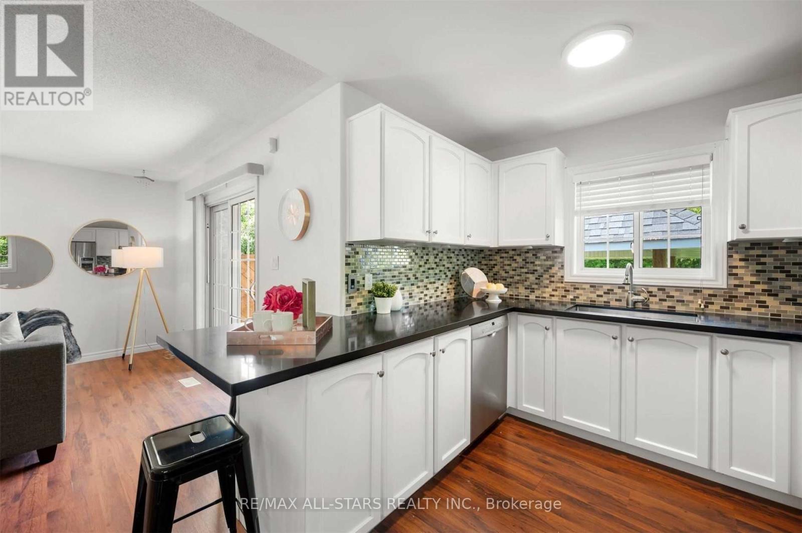 4 Alice Avenue, Georgina, Ontario  L3P 3C8 - Photo 10 - N12587844