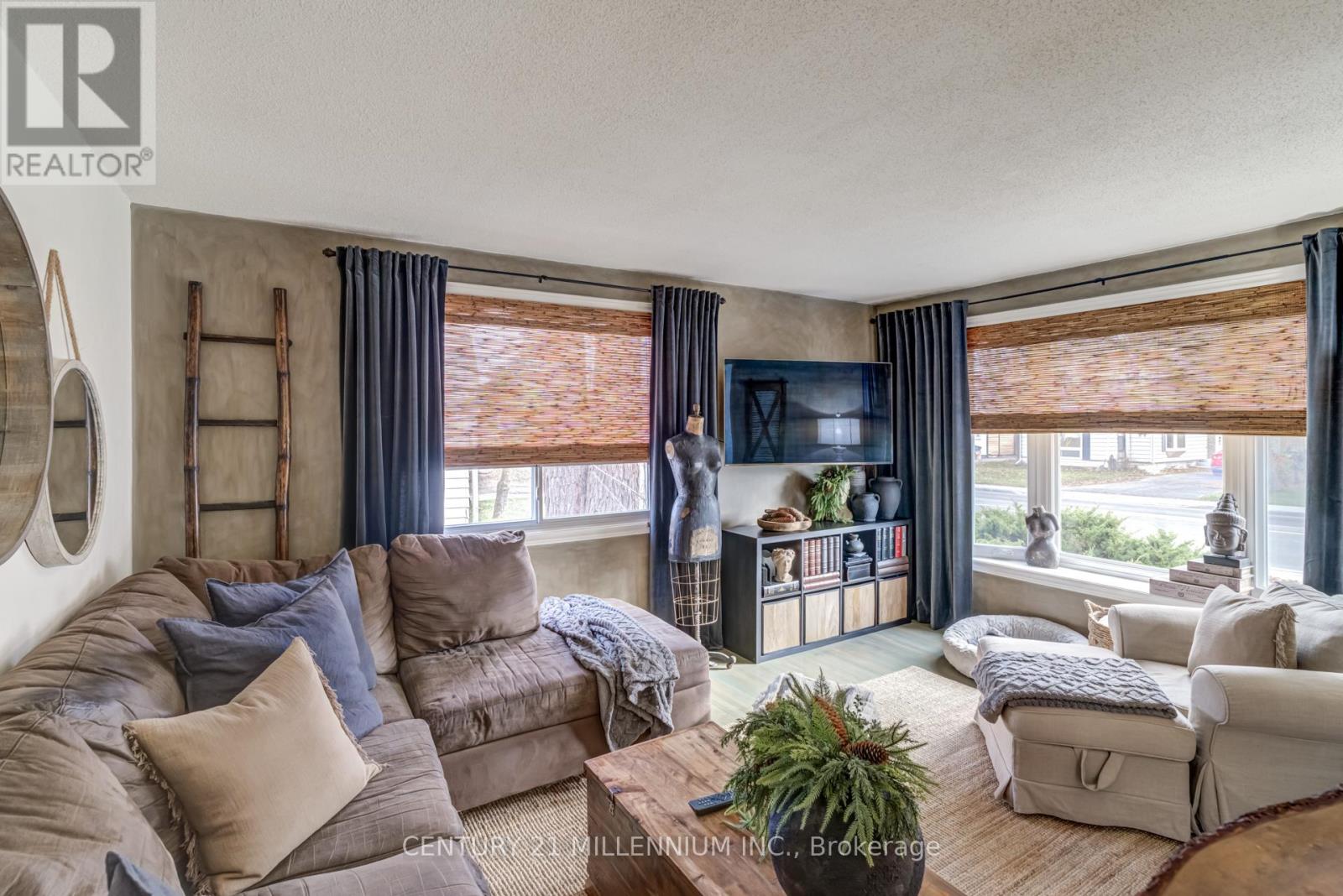 30 Clarence Street, Brampton, Ontario  L6W 1S3 - Photo 7 - W12587862