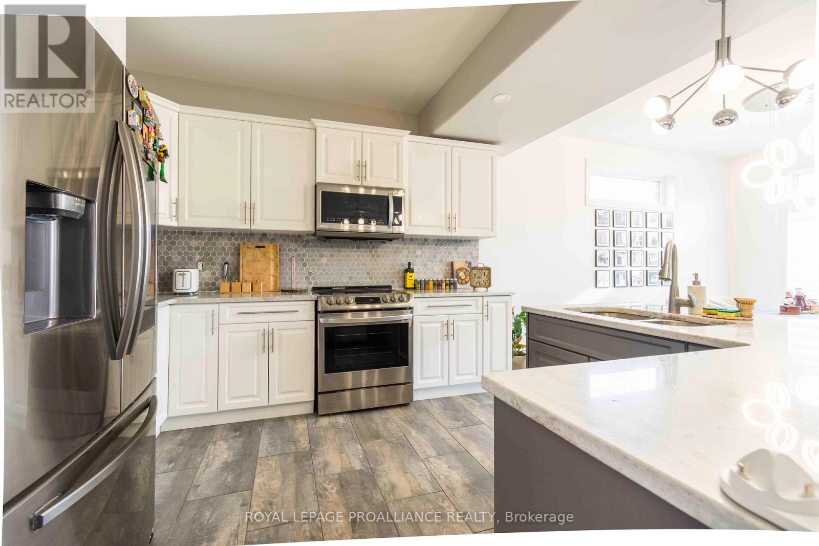 92 Ledgerock Court, Quinte West, Ontario  K8R 0A1 - Photo 6 - X12587878