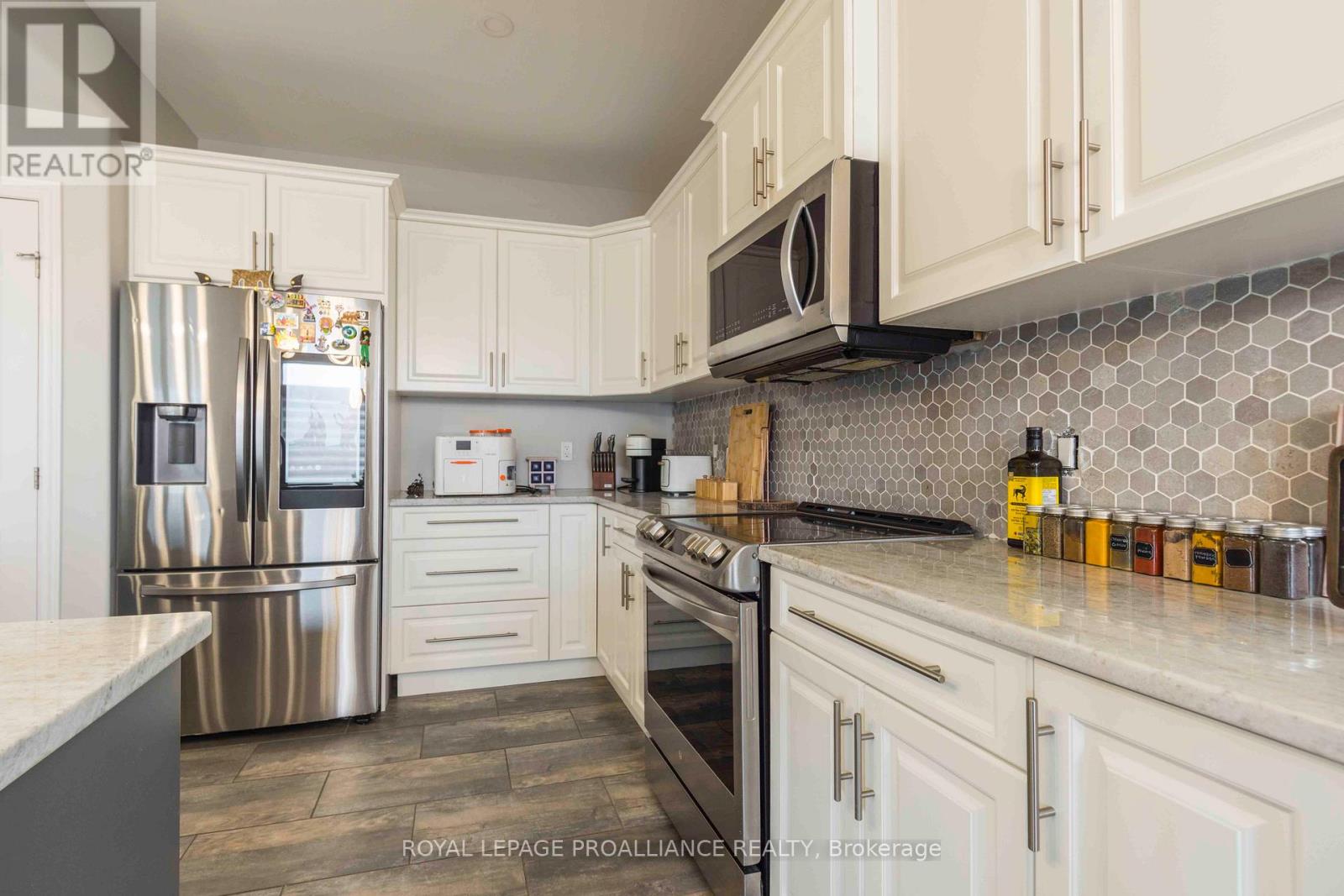 92 Ledgerock Court, Quinte West, Ontario  K8R 0A1 - Photo 8 - X12587878