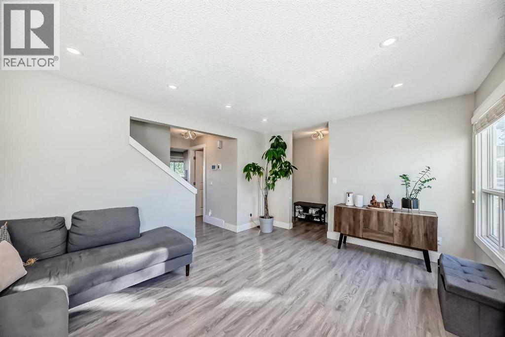 3920 44 Avenue Ne, Calgary, Alberta  T1Y 5V8 - Photo 3 - A2250890