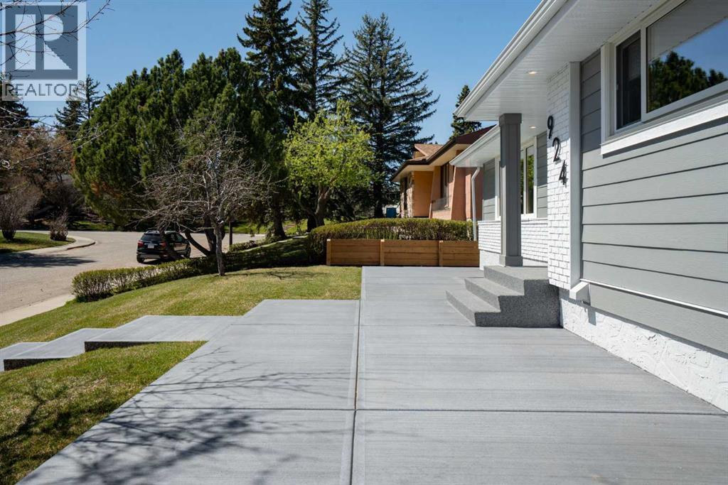 924 Canna Crescent Sw, Calgary, Alberta  T2W 1N9 - Photo 2 - A2271071